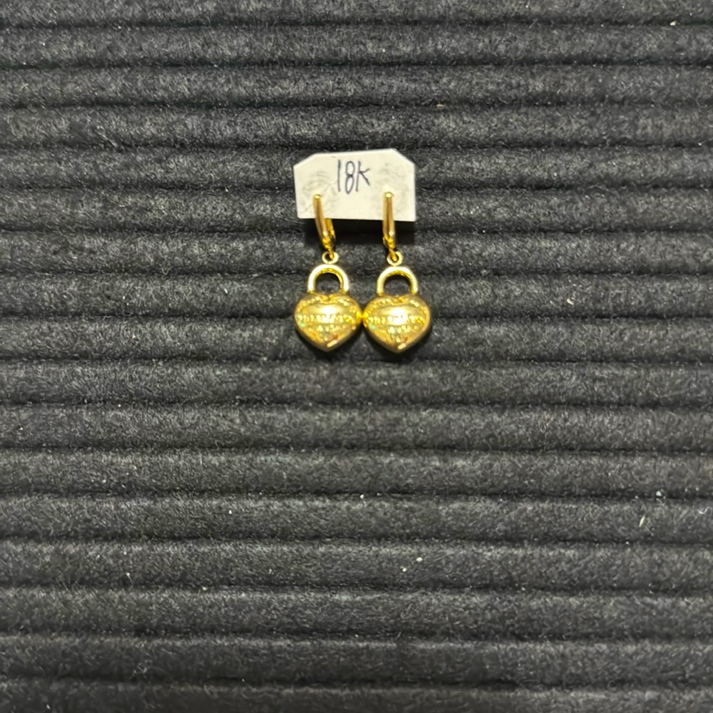 18K Saudi Gold Heart Dangling Earrings - Picture 2 of 3